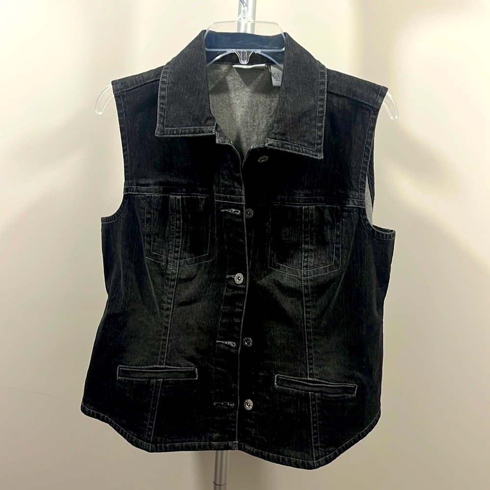 Chicos Denim Vest. Size 2 (US L).